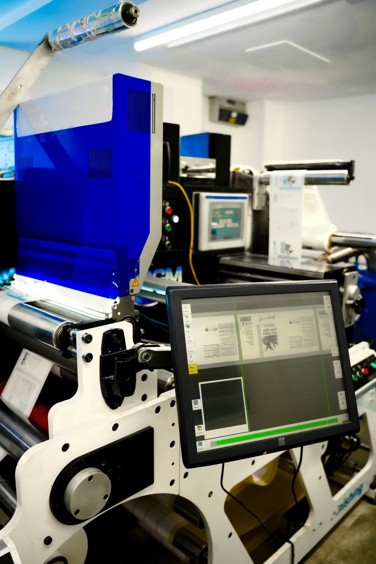 Label reel on a machine